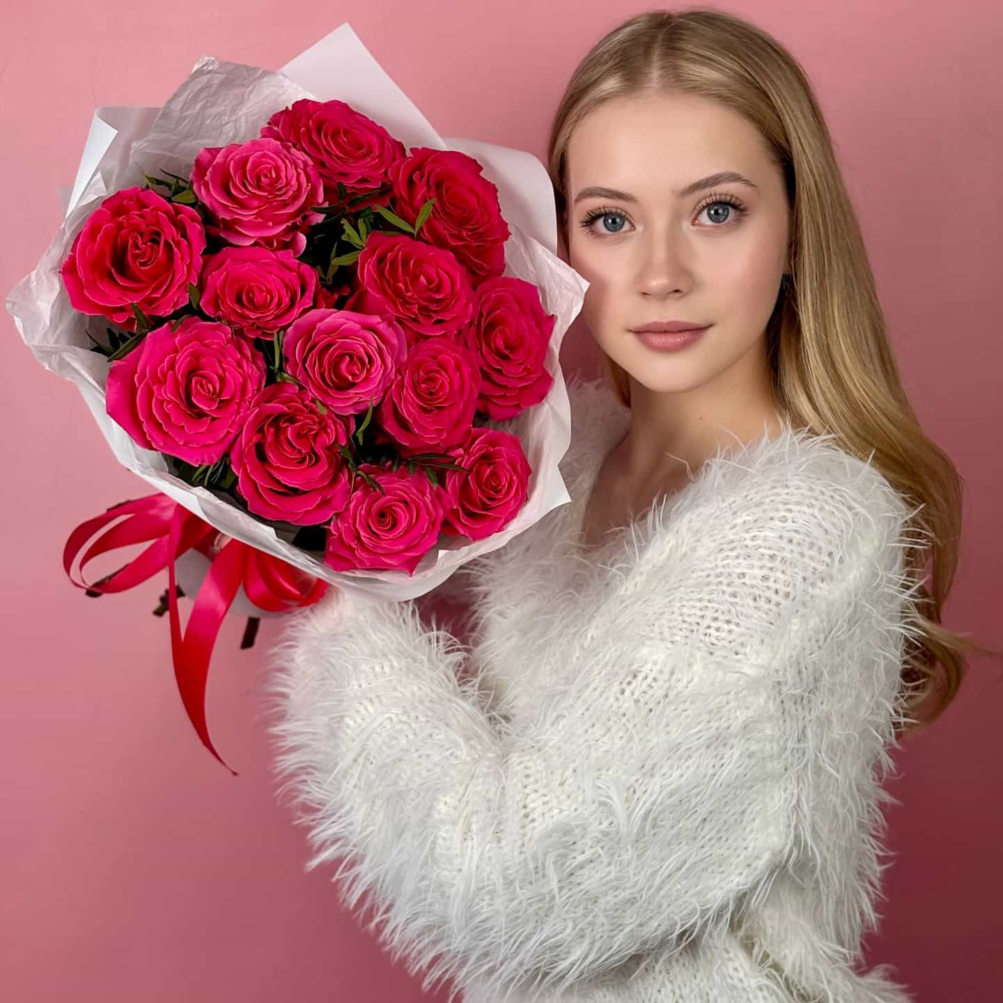 Розовые розы с зеленью 13 шт. в упаковке