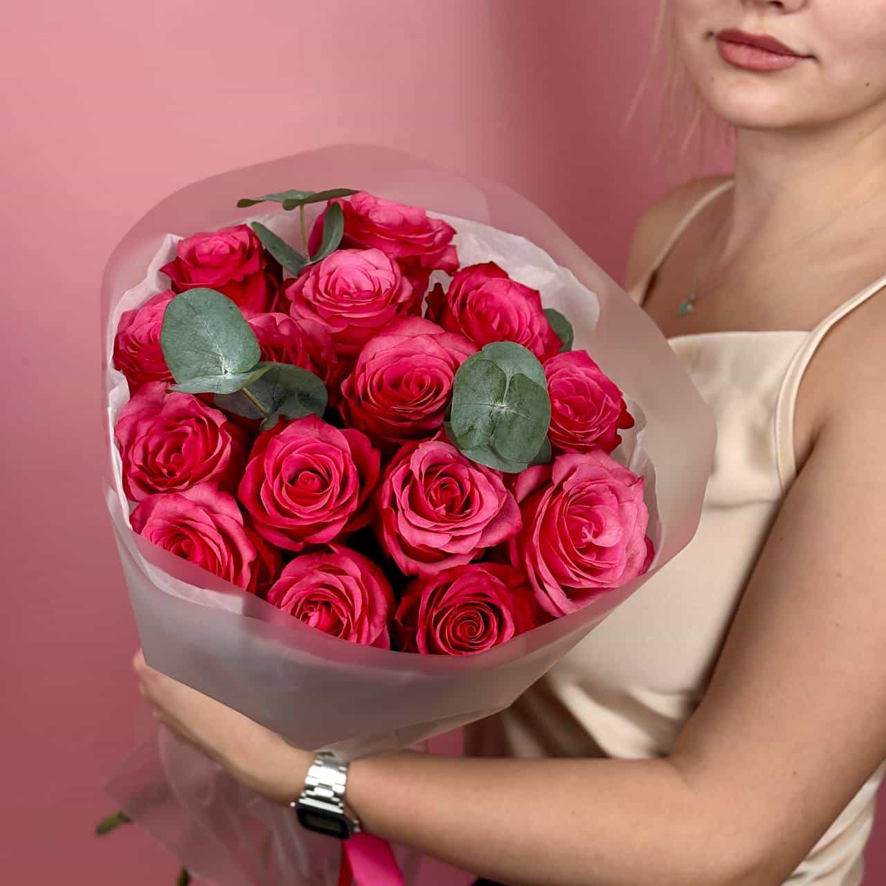 Розовые розы с эвкалиптом 15 шт