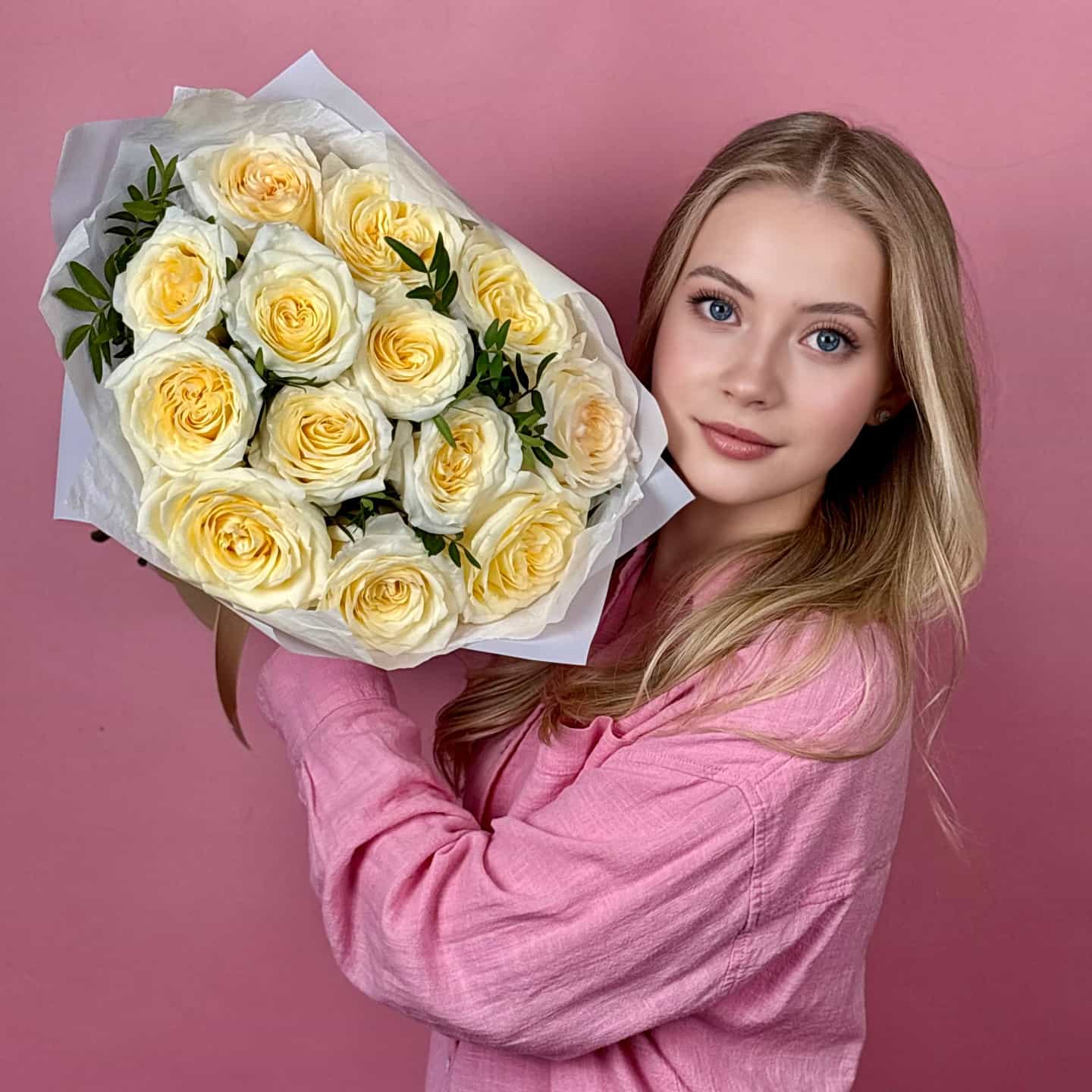 Розы Канделайт с зеленью 13 шт. в упаковке