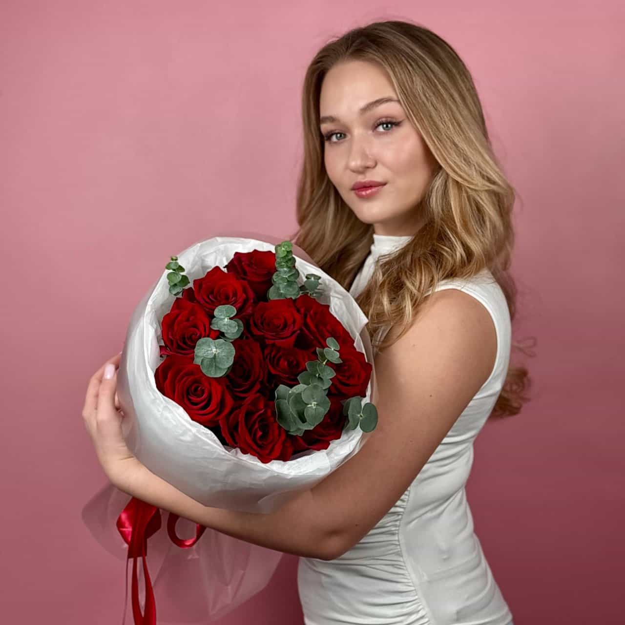 Красные розы с эвкалиптом 11 шт.