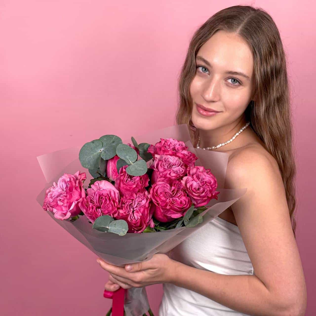 Пионовидные розы с эвкалиптом 9 шт.