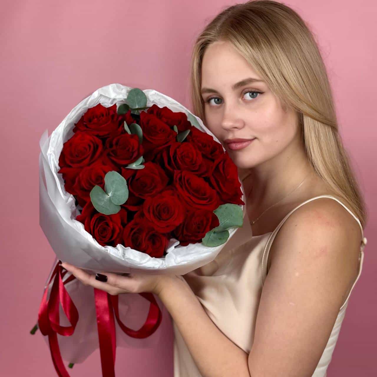 Красные розы с Эвкалип в упаковке 15 шт.